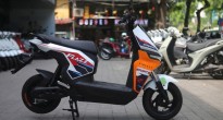 Mục sở thị VinFast Flazz Max tại đại lý: Pin LFP tháo rời, tầm vận hành 85 km, tốc độ tối đa 48 km/h